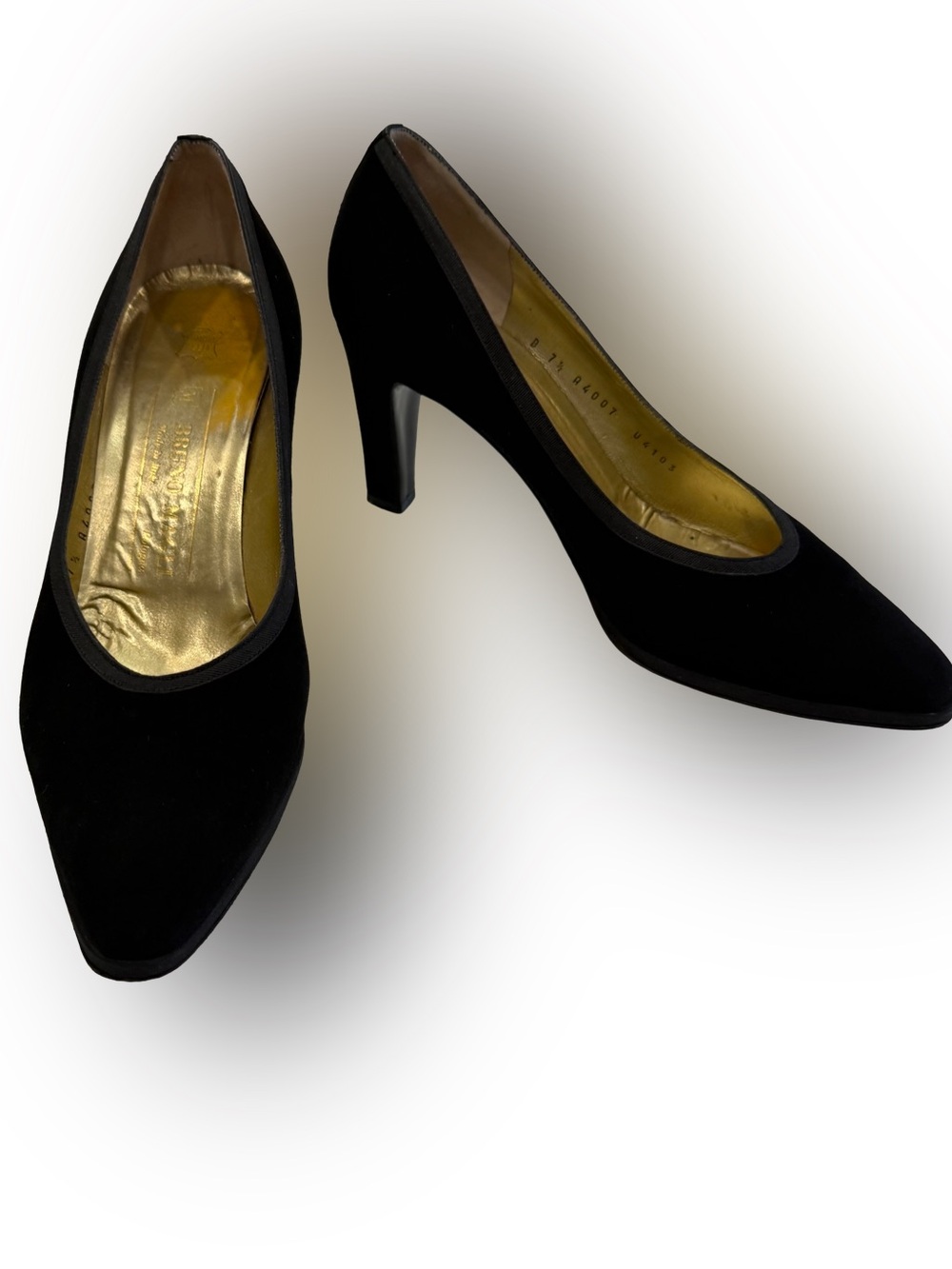 Bruno Magli  Women’s VTG Black Velvet Pumps / Heels Gold Insole Sz 7.5 B